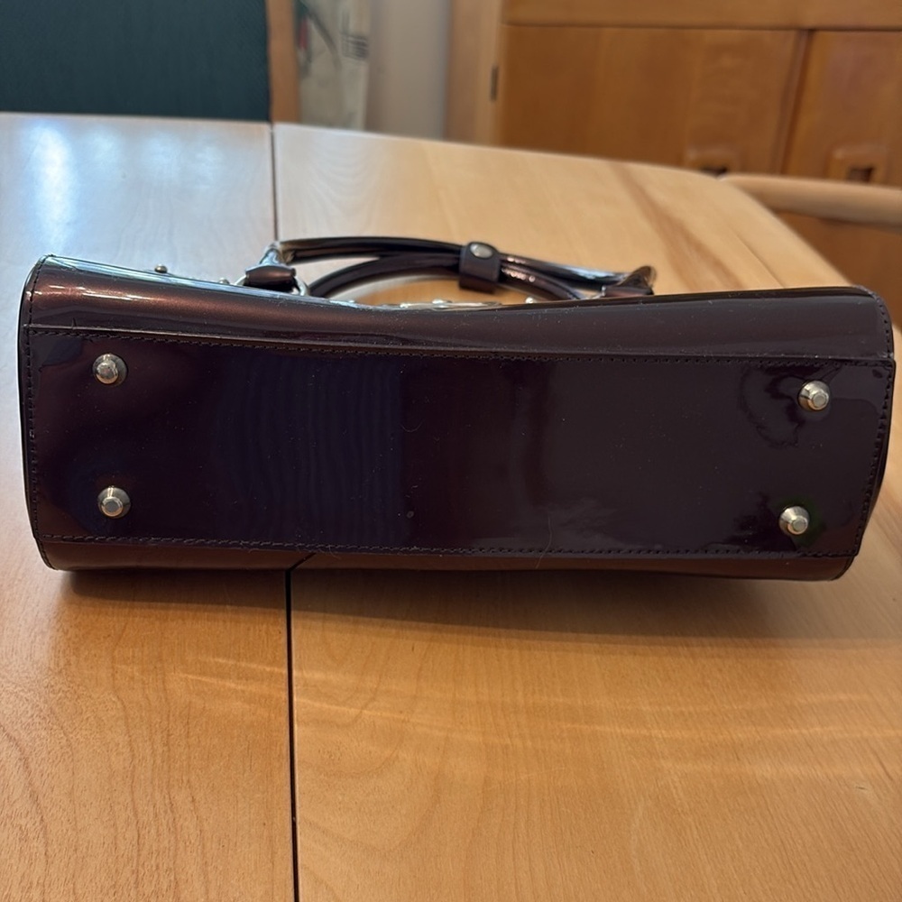 Beijo dark brown patent leather shoulder bag with magnetic close. - Picture 3 of 7